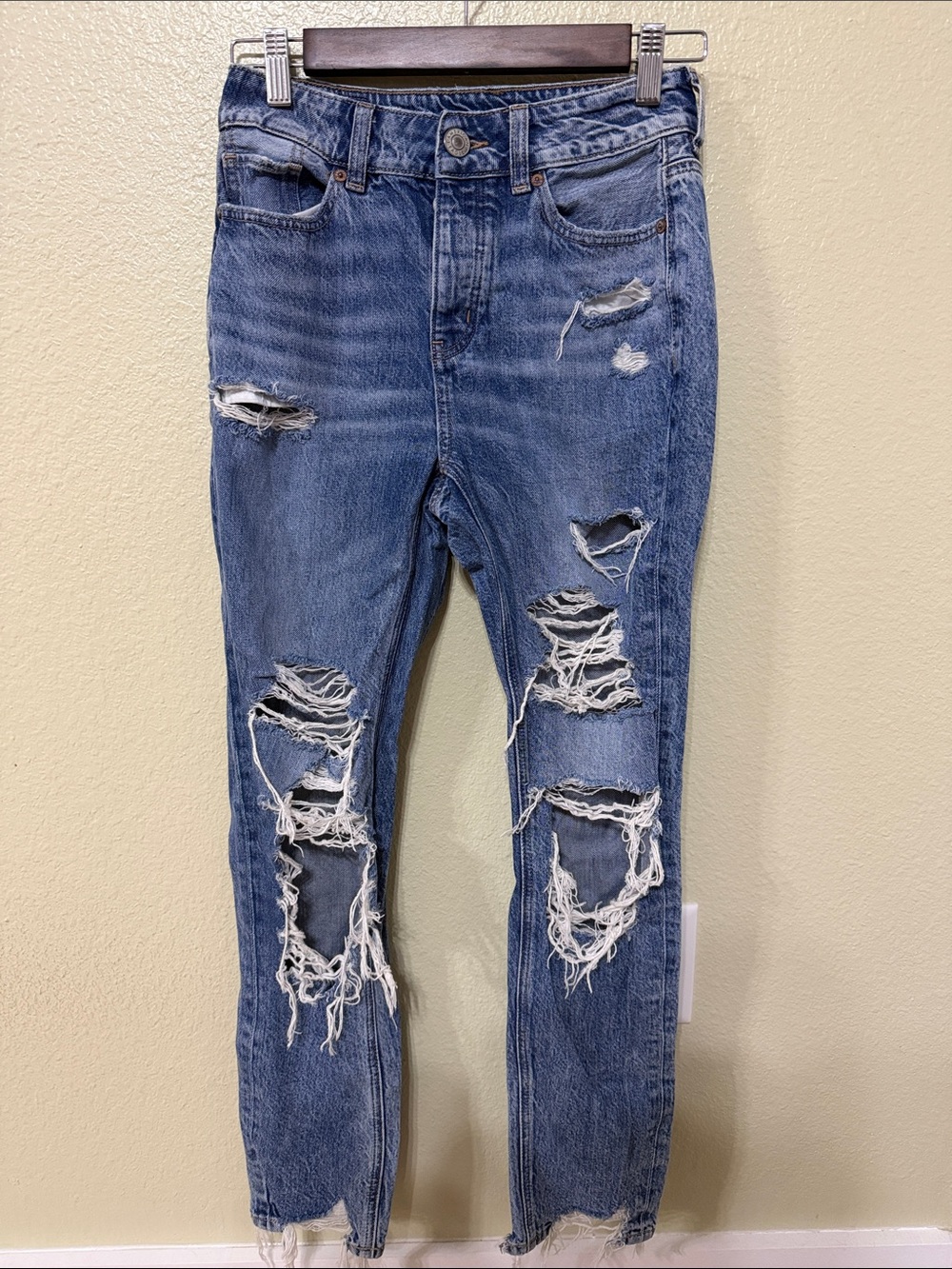 American Eagle Ripped Tomgirl Jeans